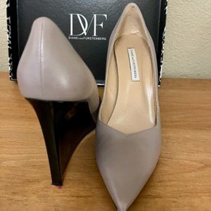 Diane Von Furstenberg Pointed Toe Wedge, Taupe with Black Heel, Size 9M